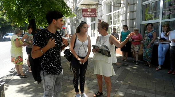 Сотрудники библиотеки им. Н. А. Некрасова провели флешмоб «Приветствуем тебя, поэт России!»