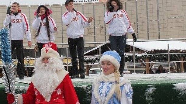 На Театральной площади прошла последняя новогодняя детская игровая программа