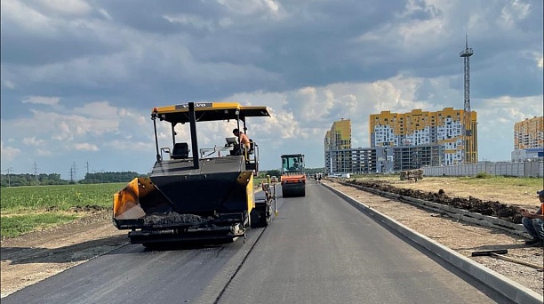 На новой дороге между КП «Крепость» и пос. Плодородным уложили новый асфальт