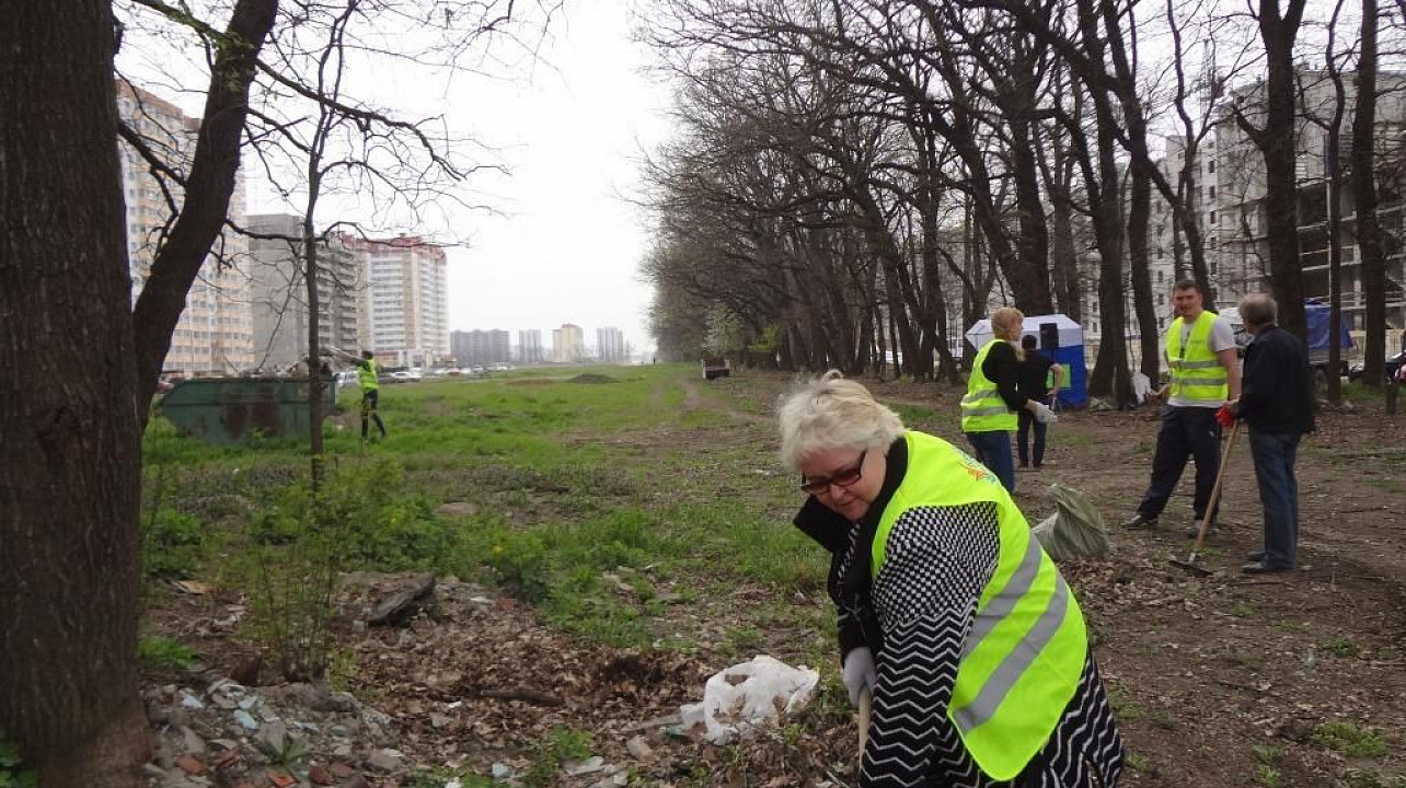 Жители улиц Героя Яцкова и Героев Разведчиков провели субботник