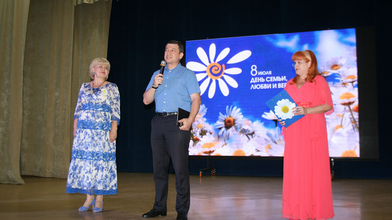 В Прикубанском округе чествовали 10 заслуженных семей