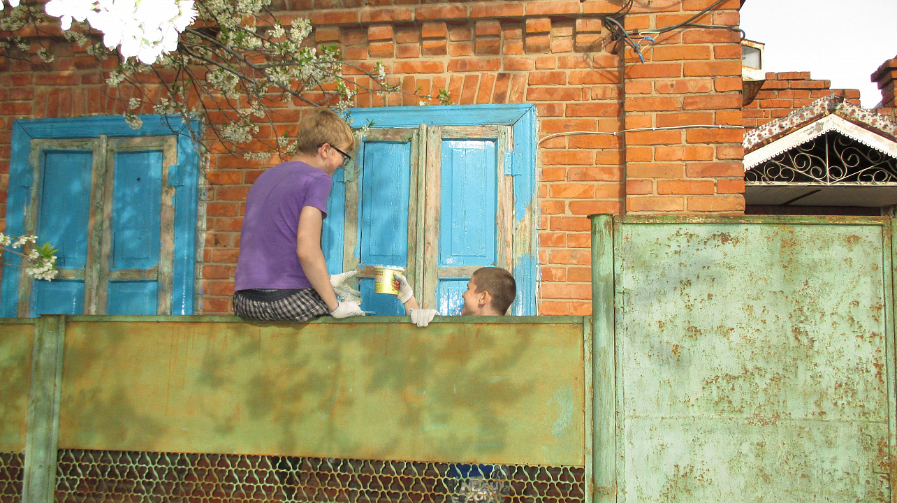 Председатель ТОС вместе со школьниками навели порядок на придомовой территории ветерана ВОВ