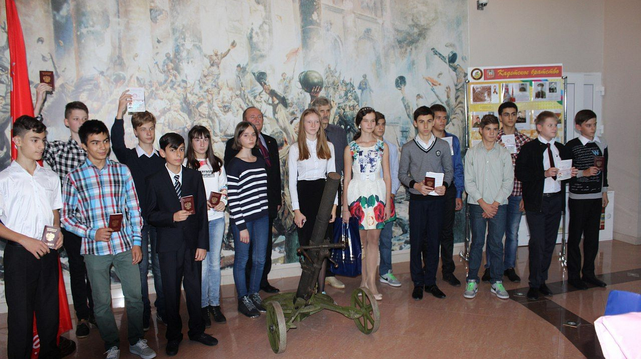 Юным гражданам Западного округа торжественно вручили первые паспорта