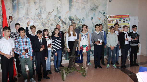 Юным гражданам Западного округа торжественно вручили первые паспорта