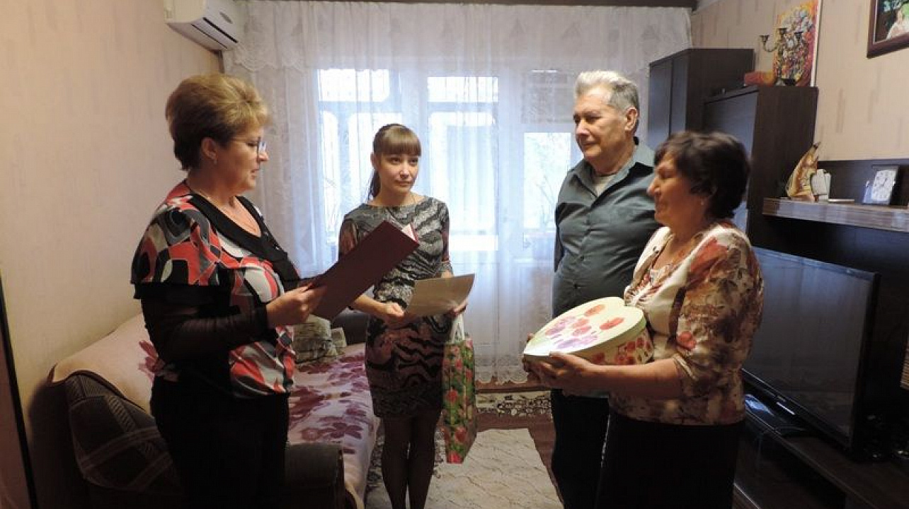 В Центральном округе супругов Бугаевых поздравили с изумрудной свадьбой