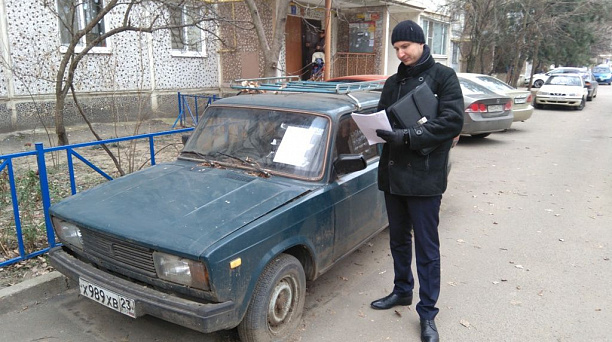 В Западном округе прошел мониторинг улиц с целью выявления и уборки транспортных средств, брошенных собственниками