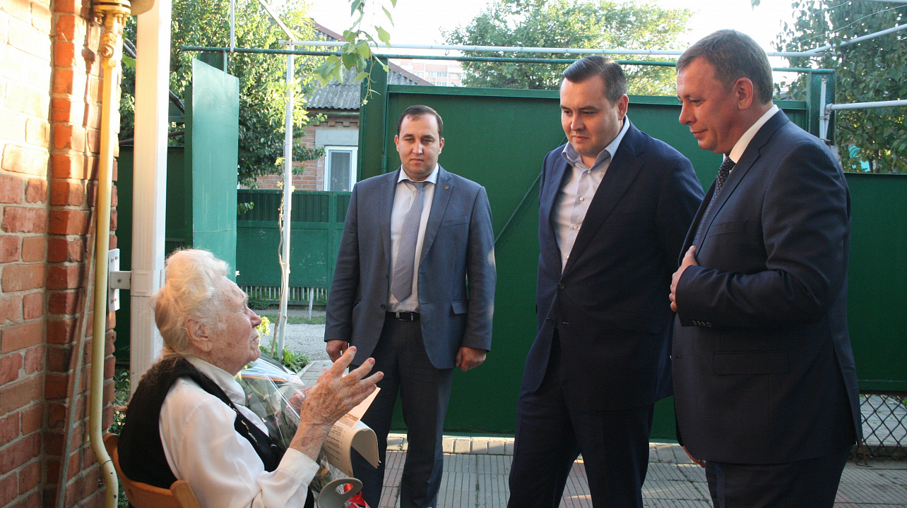 Ветерана  Прикубанского округа поздравили с 75-летием освобождения Кубани заместитель главы города Виталий Косенко и глава Прикубанского округа Андрей Дорошев