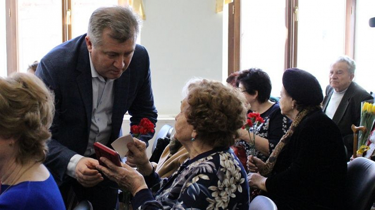 В Центральном округе продолжается торжественное вручение юбилейных медалей