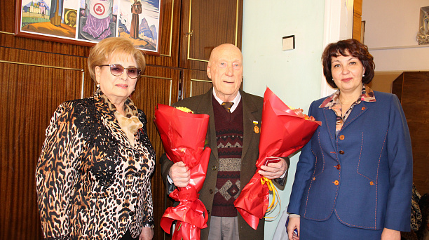 Сегодня председатель городской Думы Краснодара Вера Галушко и глава администрации Центрального округа Елена Малова вручили Владимиру Жулину знак «Почетный гражданин города Краснодара» 