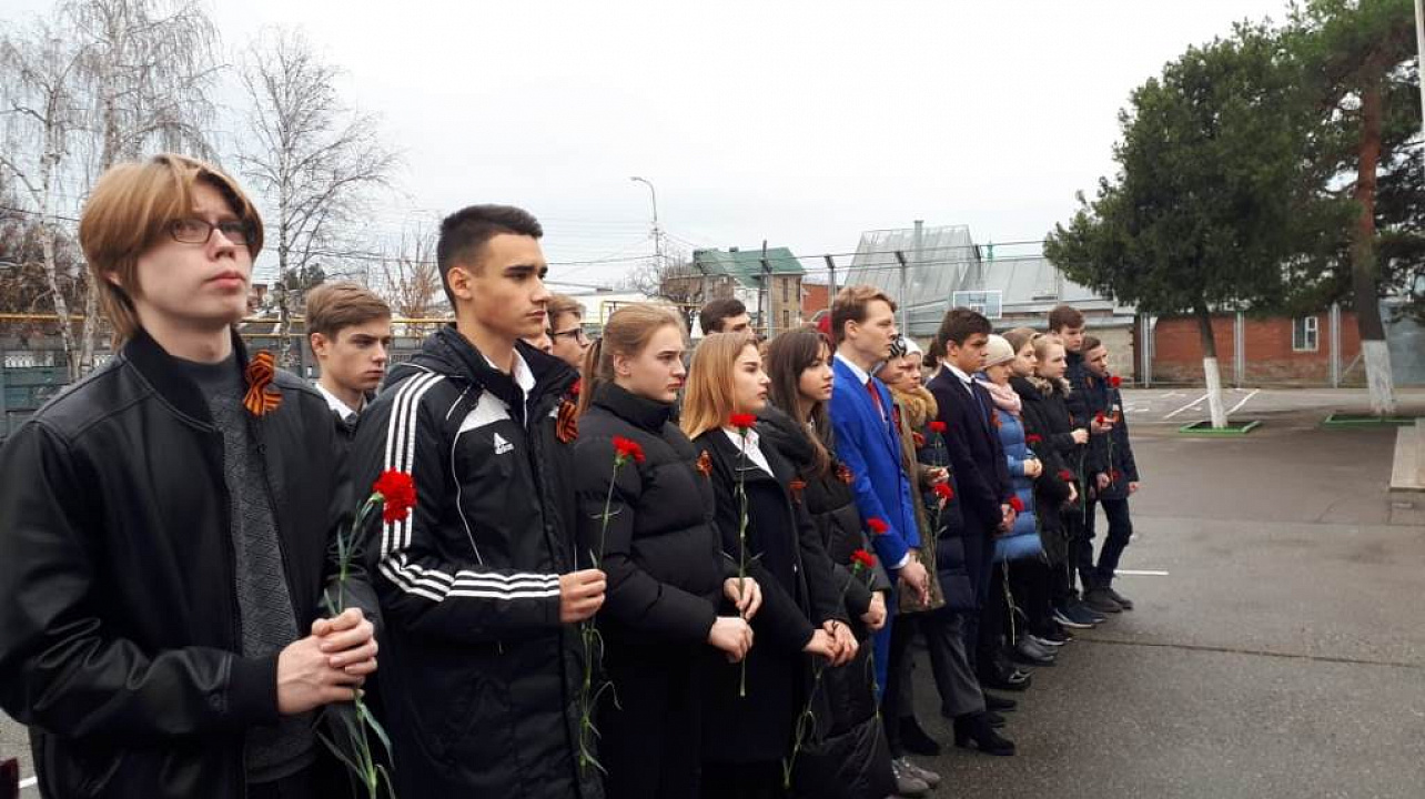 В школе № 39 Западного округа установили бюст Героя Советского Союза Валерия Чкалова