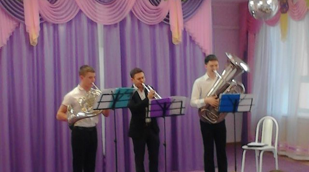 Духовой оркестр выступил перед дошкольниками детского сада № 130