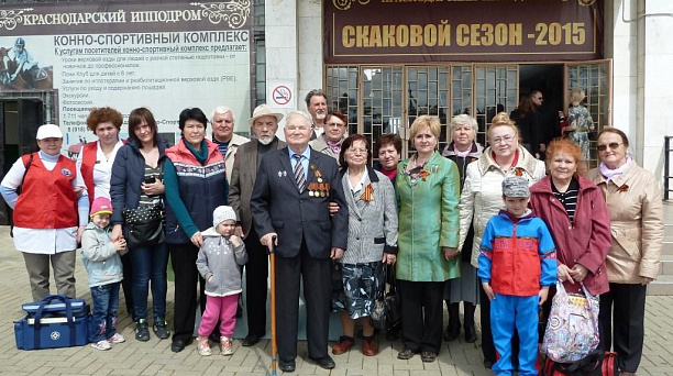 Ветераны Прикубанского округа побывали на скачках в честь Юбилея Победы