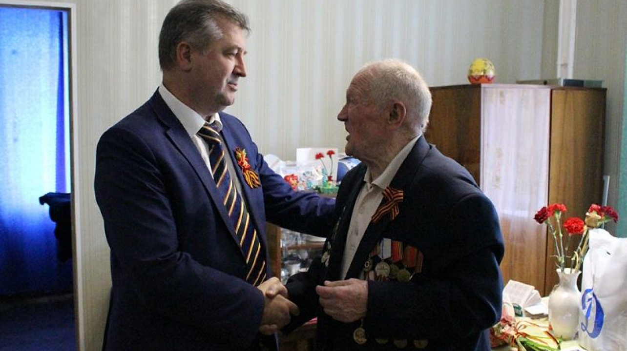 Руководство администрации Центрального округа чествует фронтовиков на дому