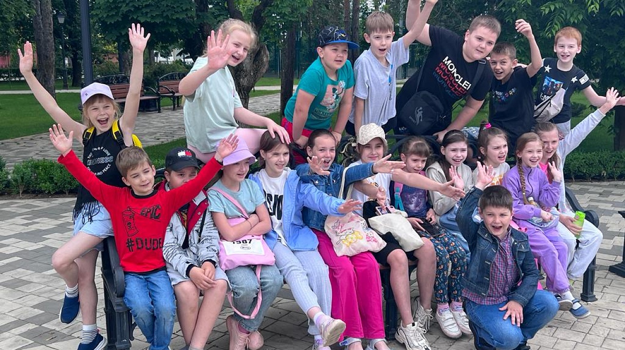 Чудесный детский праздник сегодня прошел в сквере имени Толстого в Славянском микрорайоне 