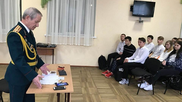 Воспоминаниями о войне в Афганистане со школьниками поделился Александр Александрович Киселев