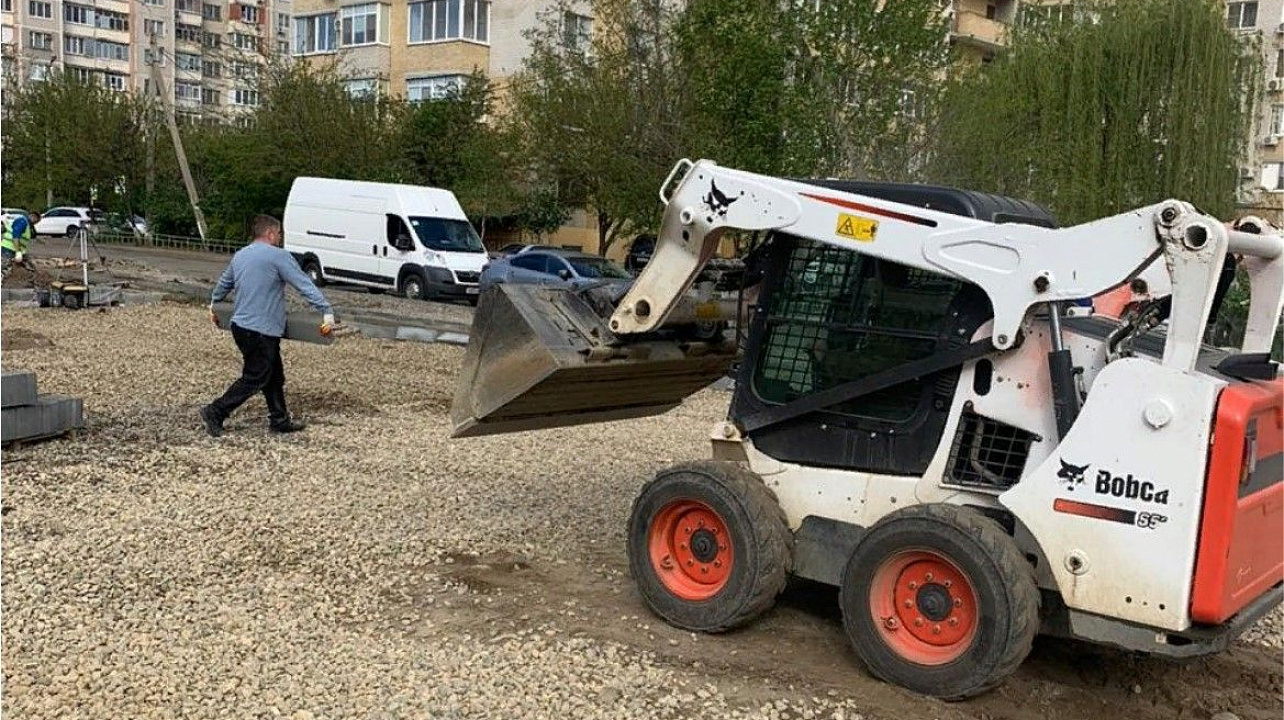 В условиях карантина на территории Краснодара продолжаются необходимые работы по благоустройству
