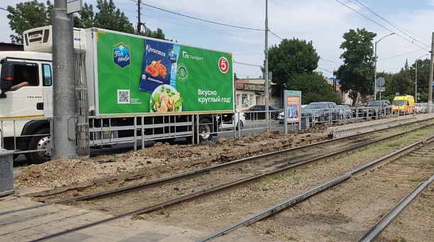 На пересечении улиц им. Калинина и им. Тургенева проводят капитальный ремонт посадочной платформы 