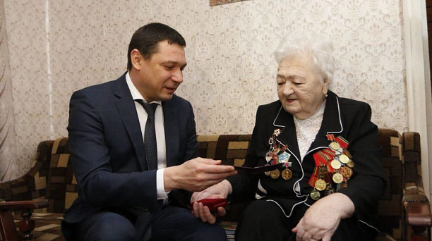Евгений Первышов лично вручил знак «Почетный гражданин Краснодара» ветерану — освободителю столицы Кубани