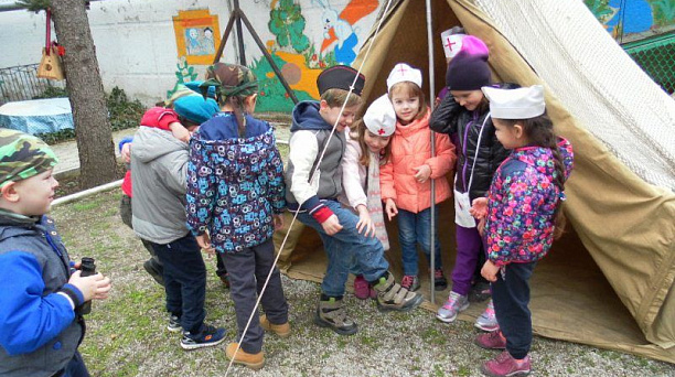 Для ребят из подготовительной группы детского сада № 16 Западного округа провели военно-спортивные учения