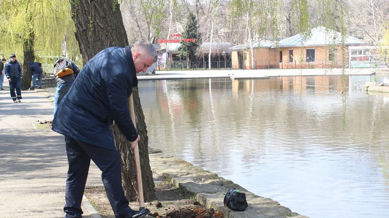 Глава Западного округа  Александр Кучмин  присоединился к  челленджу главы Краснодара Евгения Первышова по высадке новых деревьев