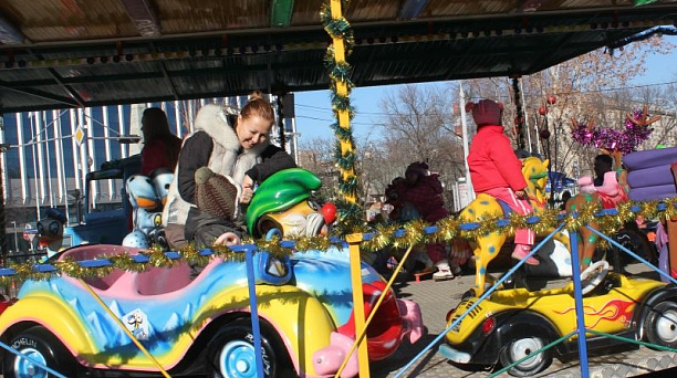 В Краснодаре на Театральной площади и ул. Буденного развернут комплекс аттракционов