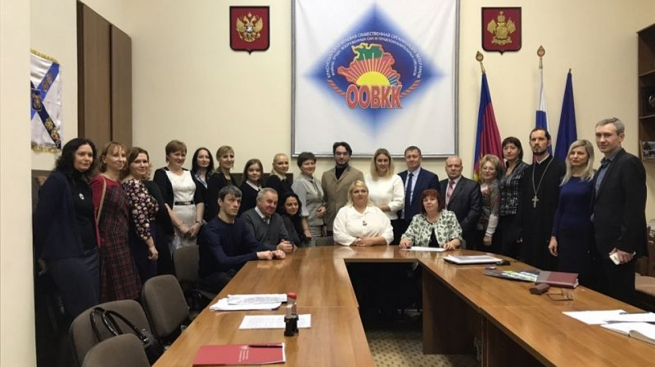 В Краснодаре состоялся установочный круглый стол в рамках проекта «Социально-правовое сопровождение семей с детьми-инвалидами «Синергия права».jpg