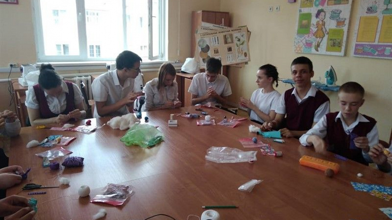 В школе № 21 силами общественного движения «Содружество» создана мастерская декоративно-прикладного искусства и творчества.jpg