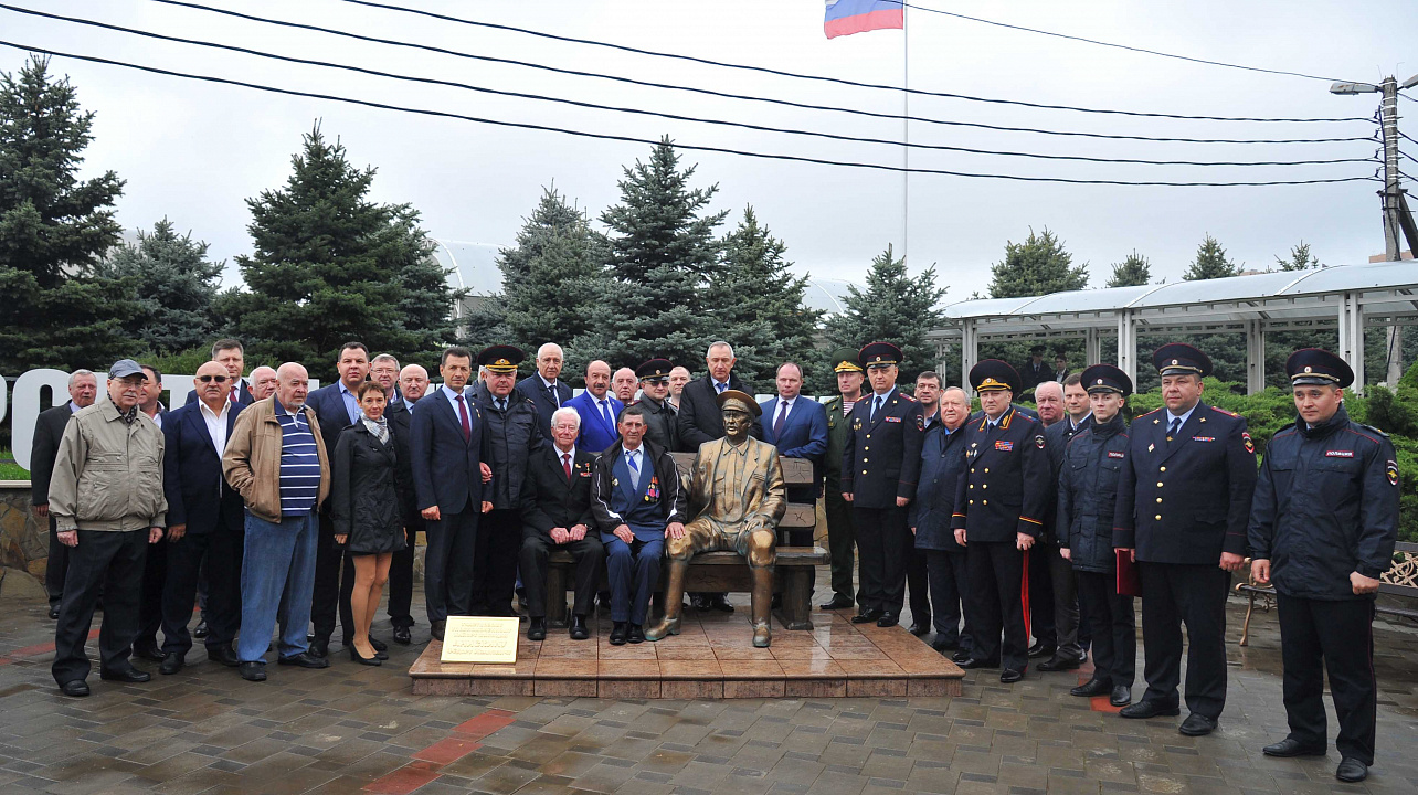 В Краснодарском университете МВД России открыли памятник известному литературному и кинематографическому герою – участковому уполномоченному милиции Анискину
