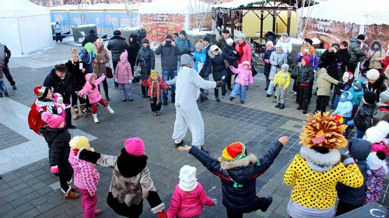 Артисты Западного округа провели праздничную программу у главной елки города