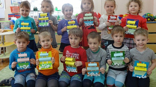 Воспитанники детского сада № 104 вручили подарки своим папам