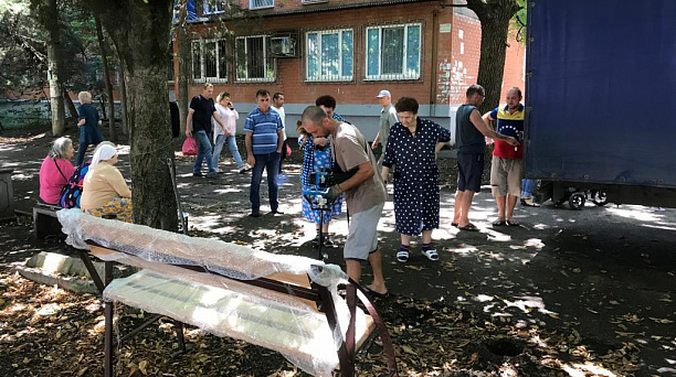 Вдоль аллеи на ул. Славянской  установили лавочки