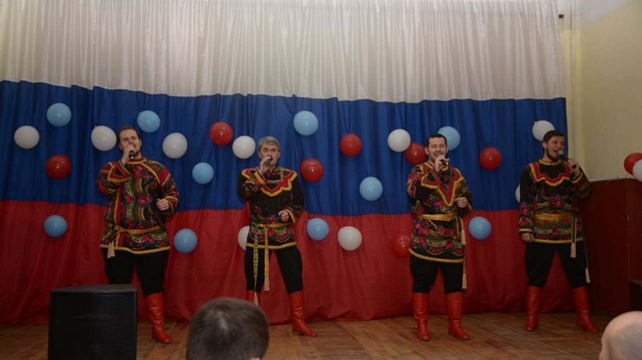 В Центральном округе состоялось праздничное мероприятие, посвященное Дню защитника Отечества, на котором поздравили военнослужащих войсковых частей № 3774, № 3692, № 6820, дислоцированных на территории округа. Творческие коллективы Городского дома культур