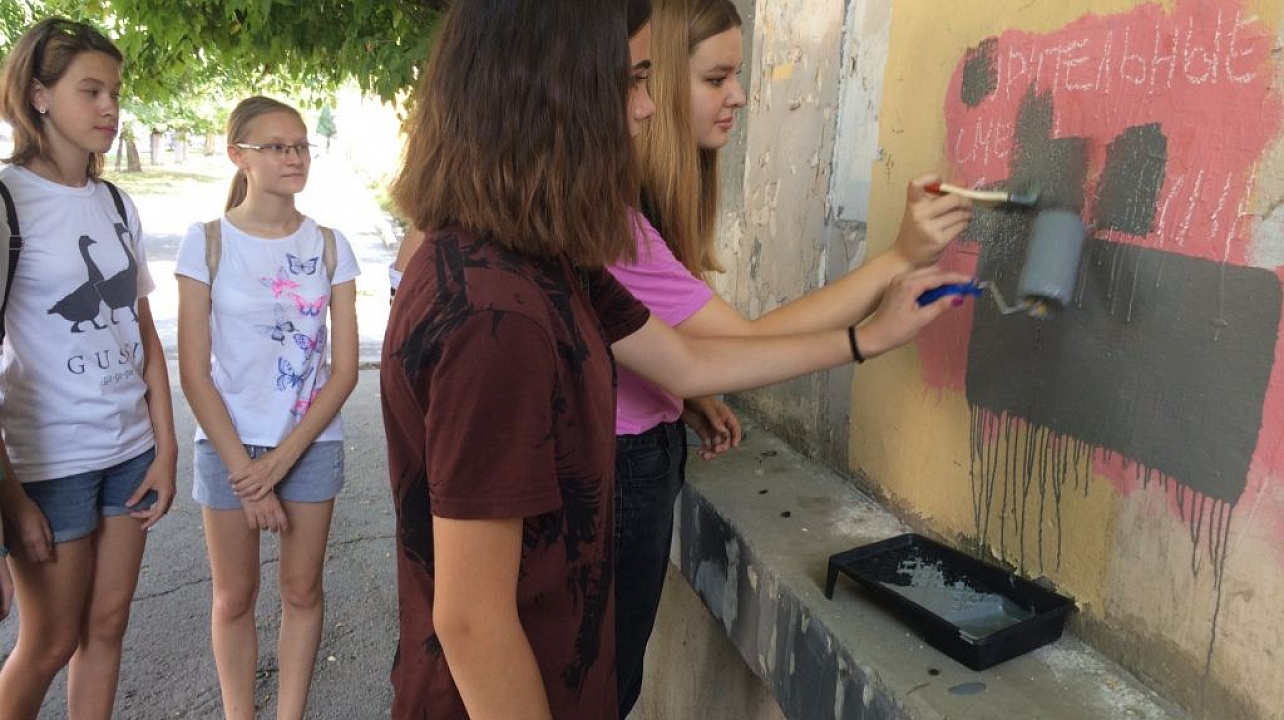 Школьники Западного округа приняли участие в акции «Чистый город — без наркотиков!»