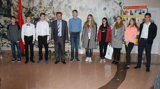 14-летним гражданам Западного округа торжественно вручили паспорта