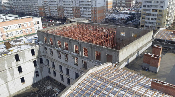 К строящейся школе на улице Байбакова подводят тепловые сети