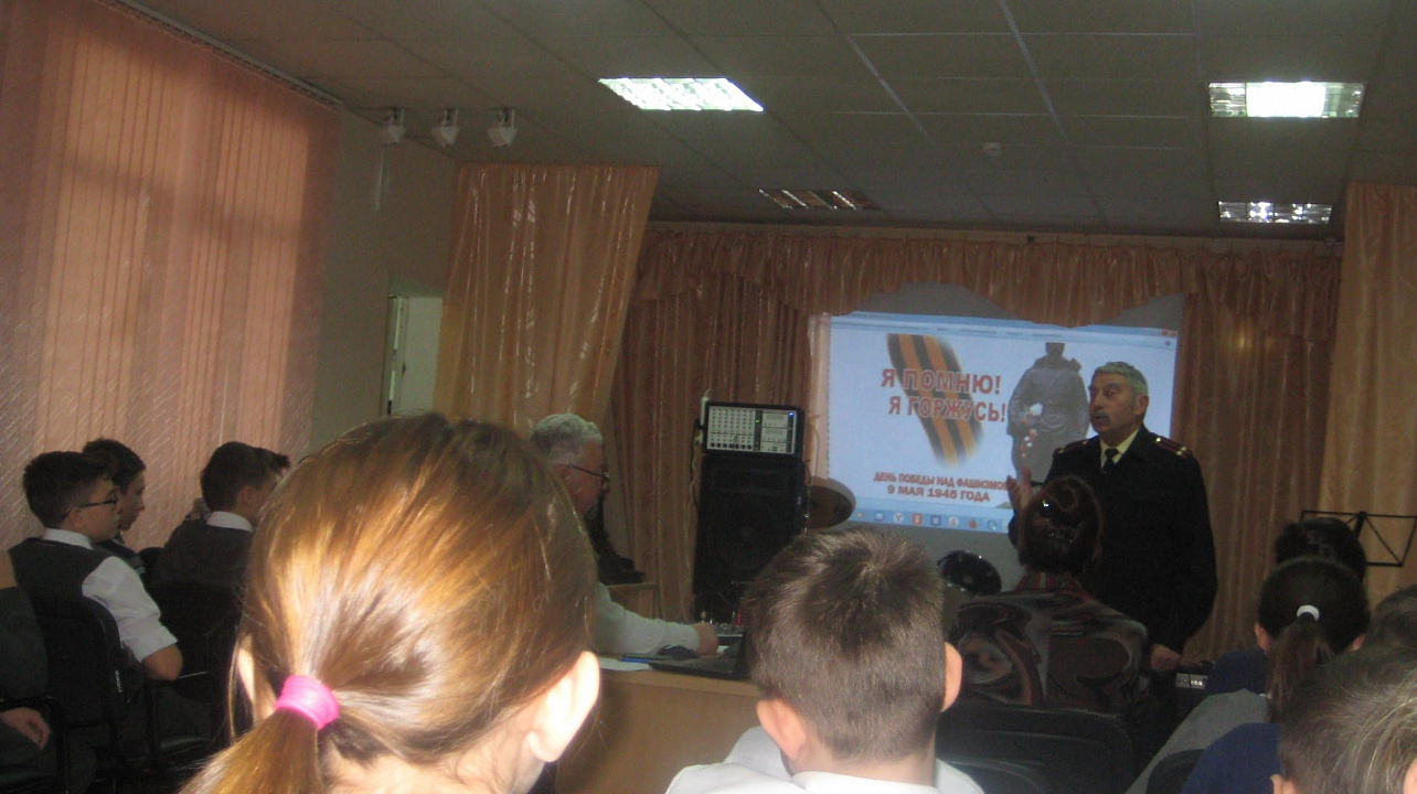 Учащиеся возложили цветы  к памятнику воинам – танкистам в Сквере поселка Колосистый