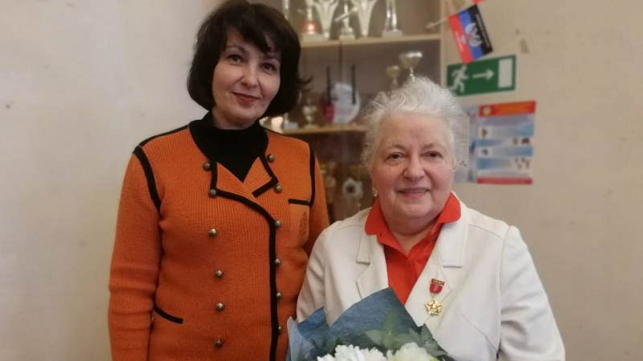 В Центральном округе продолжают вручать памятные знаки Комсомольская слава