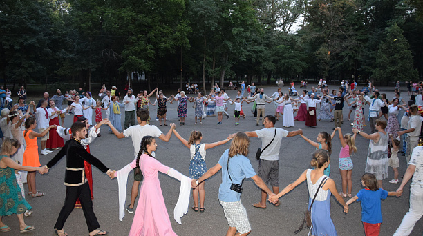 В Краснодаре представители различных национальностей взялись за руки в едином хороводе