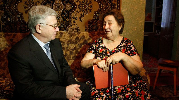 Владимир Евланов побывал в гостях у инвалида 2 группы Аллы Сидьковой