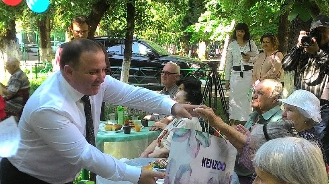 Депутат гордумы Зорик Садоян поздравил ветеранов с наступающим праздником Победы