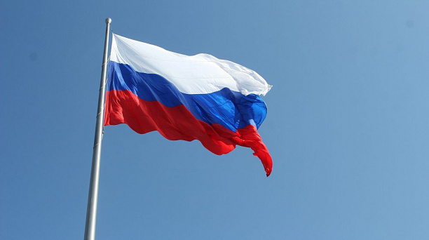 В День флага в Краснодаре подняли российский триколор на центральной площади