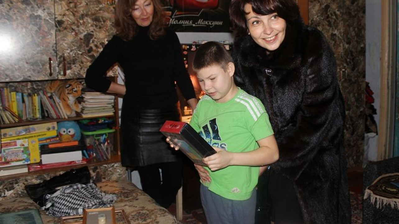 Детям с ограниченными возможностями здоровья вручили новогодние подарки