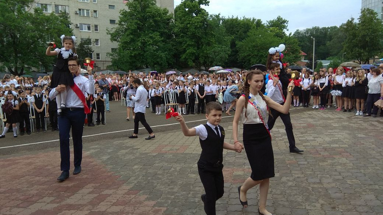 Последний звонок прозвенел в школах Западного округа