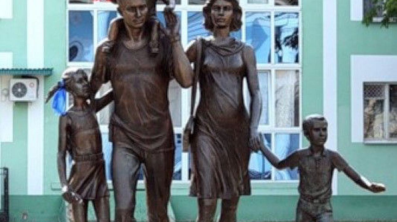 памятник семье в Саранске (Мордовия).jpg