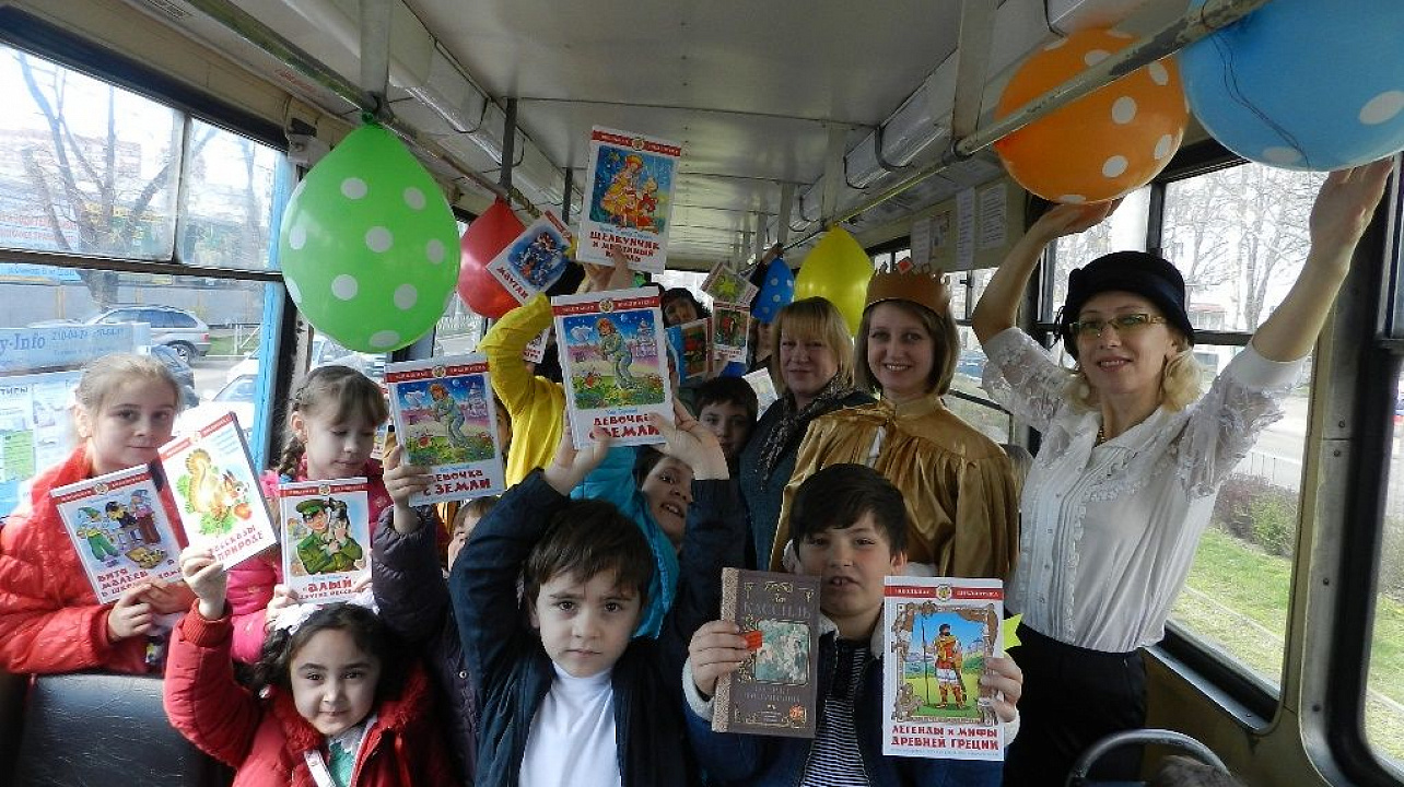 Библиотека им. Н.А. Некрасова подарила юным читателям поездку в  «Читающем трамвае»
