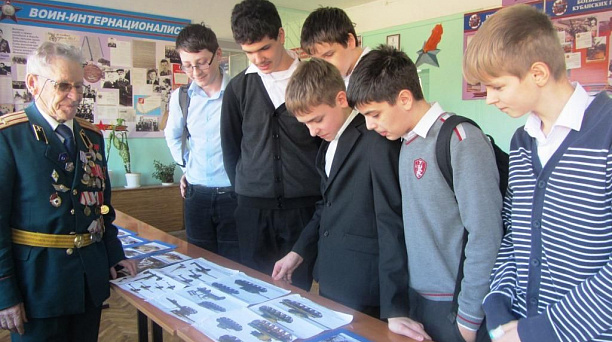 Испытатель боевых ракет провел урок мужества с  учащимися лицея №64