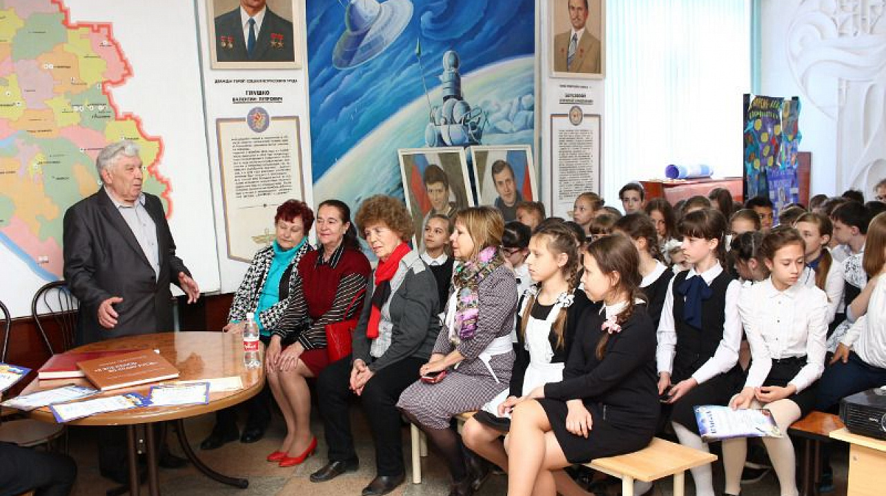 Общественники Краснодара подарили музею космонавтики уникальный фотоальбом.jpg