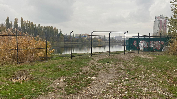 Ограждение в районе Карасунского водоёма в Краснодаре демонтируют после завершения работ по благоустройству