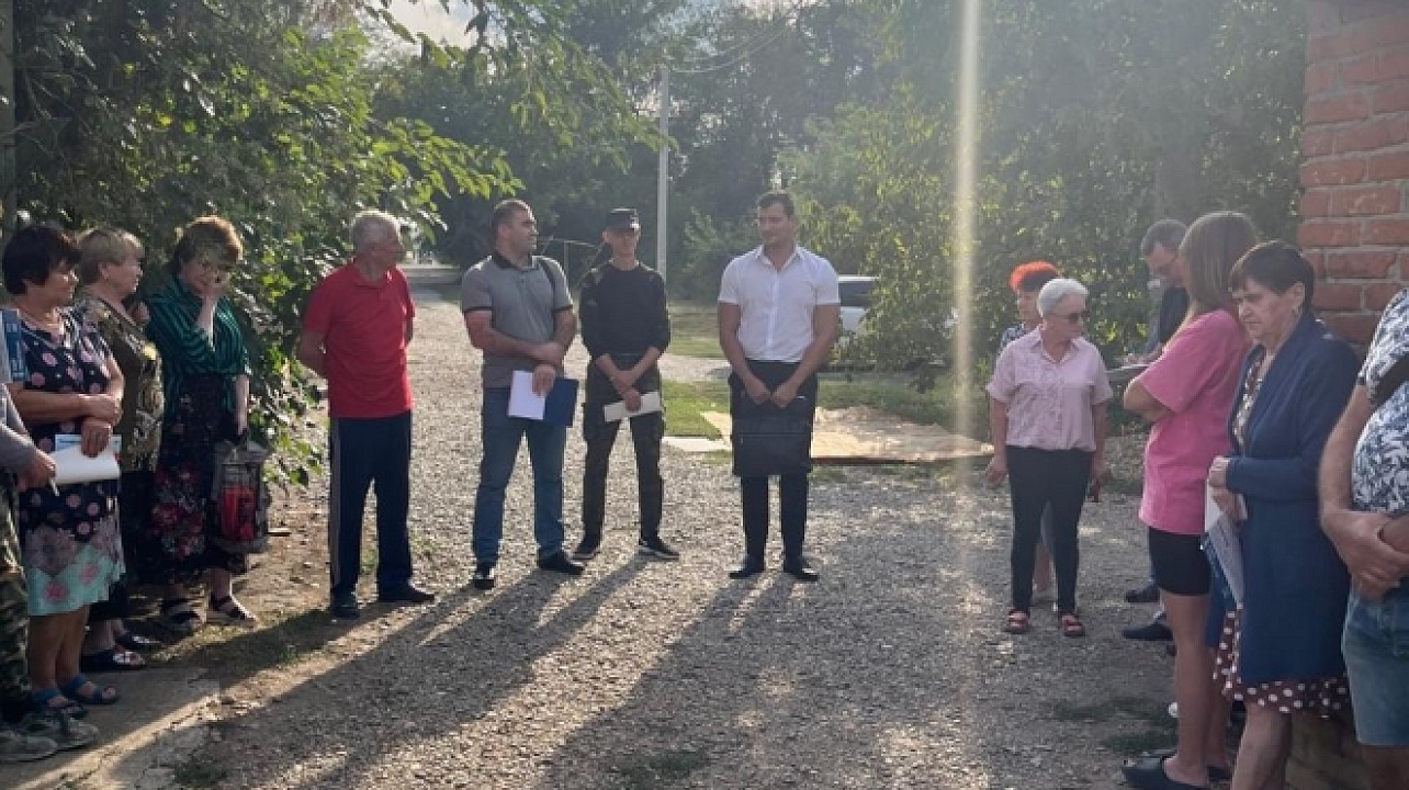 Сотрудники администрации Берёзовского сельского округа провели встречу с жителями улицы Звёздной в посёлке Колосистом 