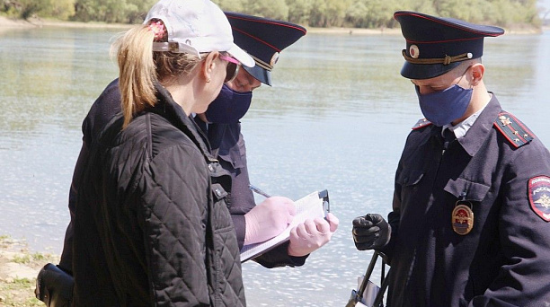 Субботний патруль: в Краснодаре мобильные группы выписали штрафы отдыхавшим на берегах водоёмов